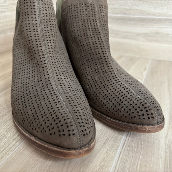 Vince Camuto Peera Khaki Verona ankle Booties Size 5 Dark Brown - Picture 7 of 11